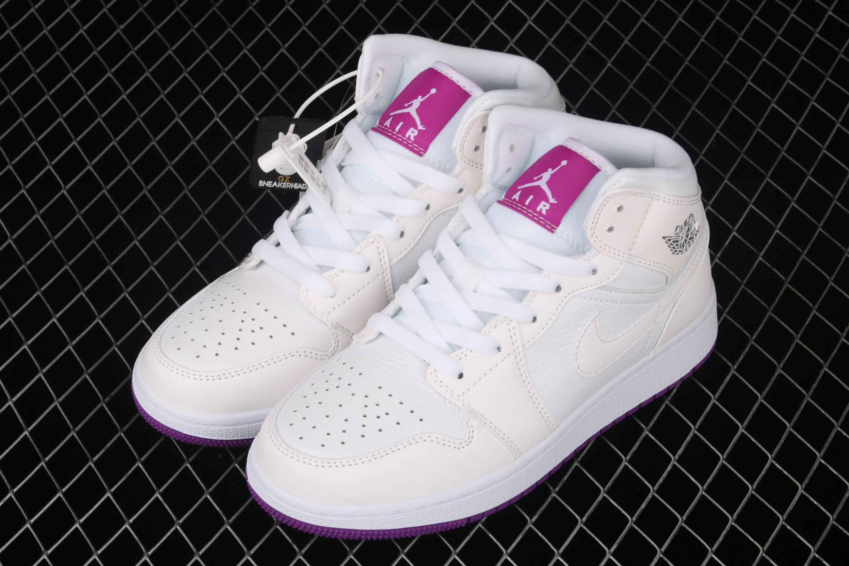 All categories Air Jordan Jordan series basketball shoes Air Jordan 1 Mid Air Jordan 1 Mid AJ1 Joe 1 white and purple women's sports and leisure basketball shoes 555112-100